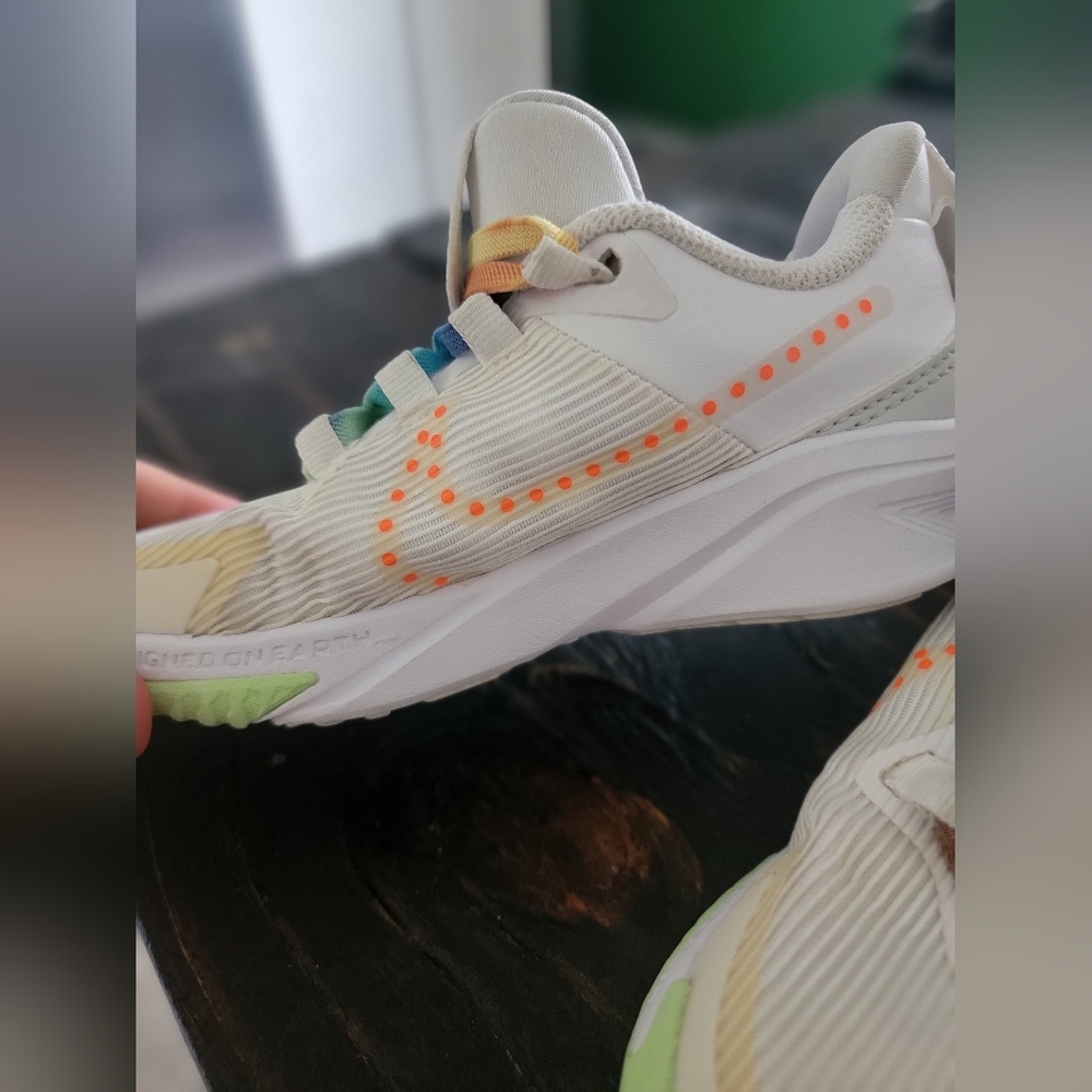 Nike White and Green Sneakers for Active Lifestyle - Picture 5 of 5